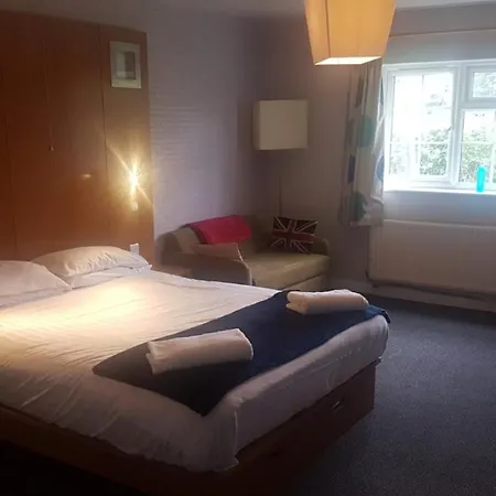 The Old Red House 3*
